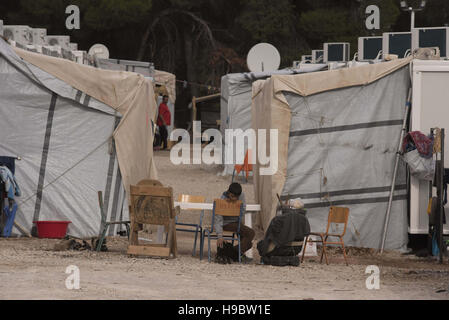 Ritsona, Eubée, Grèce. 22 Nov, 2016. Les réfugiés de poursuivre leur vie ayant peu d'occuper eux-mêmes avec à Ritsona camp, situé à environ 80km au nord d'Athènes. Des personnalités représentant le gouvernement grec, l'unis du Croissant-Rouge et l'ambassade des EAU à Athènes inauguré le nouveau camp de réfugiés Ritsona réhabilité avec nouveau contenant des maisons pour 160 familles. © Nikolas Georgiou/ZUMA/Alamy Fil Live News Banque D'Images