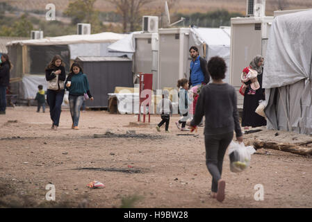 Ritsona, Eubée, Grèce. 22 Nov, 2016. Les réfugiés de poursuivre leur vie ayant peu d'occuper eux-mêmes avec à Ritsona camp, situé à environ 80km au nord d'Athènes. Des personnalités représentant le gouvernement grec, l'unis du Croissant-Rouge et l'ambassade des EAU à Athènes inauguré le nouveau camp de réfugiés Ritsona réhabilité avec nouveau contenant des maisons pour 160 familles. © Nikolas Georgiou/ZUMA/Alamy Fil Live News Banque D'Images