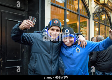 Leicester, Royaume-Uni. 22 Nov, 2016. Club Brugge football fans prendre plus de cafe Bruxelles sur la rue principale avant de ligue de champion ce soir avec les renards. Pour un jour seulement le café a été renommé Cafe Bruges en l'honneur de la Belgique club. Crédit : Ian Francis/Alamy Live News Banque D'Images