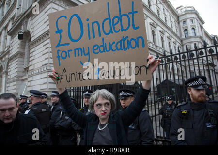 Manifestant déguisé en premier ministre Theresa peut contenir jusqu'un signe Union Nationale des Étudiants (NUS) et l'université et collège Union (UCU) démonstration "Unis pour l'éducation" pour appeler gratuitement, plus accessible et de qualité et de l'enseignement supérieur à travers le Royaume-Uni, et pour exiger la fin de la marchandisation de l'éducation universitaire et collégiale le 19 novembre 2016 à Londres, Royaume-Uni. (Photo par Mike Kemp/en images via Getty Images) Banque D'Images