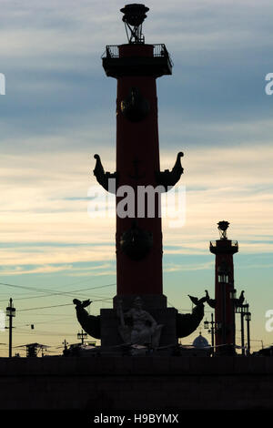 ST. PETERSBURG, Russie - le 14 juillet 2016 : Coucher de soleil sur Strelka - Pointe de l'île Vassilievski avec l'ancienne Bourse et de colonnes rostrales dans Saint Pete Banque D'Images