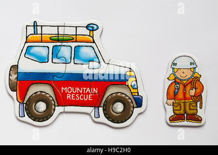 Orchard Toys rescue squad deux et trois pièces puzzles - Sauvetage en montagne et sauveteur Banque D'Images