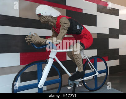 Un modèle d'une taille de la vie cycliste professionnelle faite de Lego sur l'affichage à Londres Angleterre Royaume-uni Banque D'Images