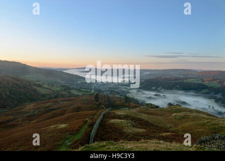 Tôt le matin l'automne brume sur Ambleside et Windermere dans le Lake District National Park. Banque D'Images