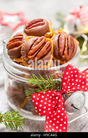 Les morsures de bretzel pécan chocolat Caramel Banque D'Images