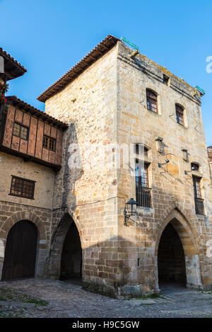 Façade d'un vieux bâtiment historique du village médiéval de Santillana del mar en Cantabrie, Espagne Banque D'Images