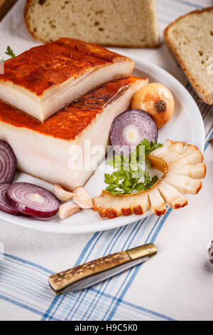 Le lard salé avec paprika rouge sur la table rustique Banque D'Images