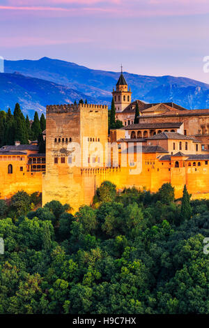 Alhambra de Grenade, Espagne. Forteresse de l'Alhambra au crépuscule. Banque D'Images