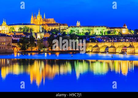 Prague, République tchèque. Le Pont Charles, Prague (Château de Prague) et de la cathédrale Saint-Guy au crépuscule, crépuscule. Banque D'Images