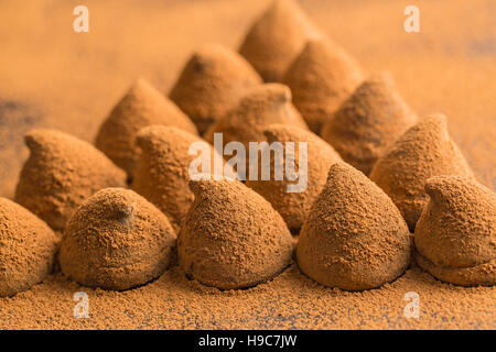 Les truffes au chocolat sucré et de poudre de cacao. Banque D'Images