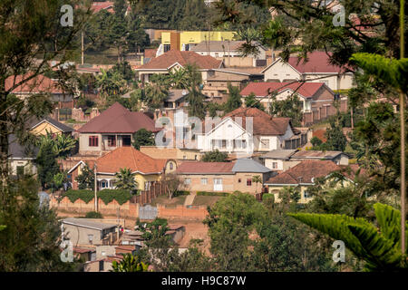 Maisons de Kigali empilés sur le dessus de l'autre le long du paysage vallonné de la ville Banque D'Images