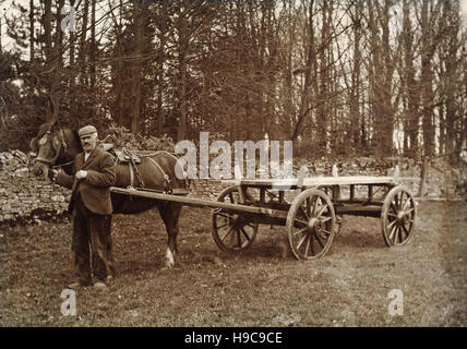 Image d'archive historique de l'homme à cheval et panier c1900 Banque D'Images