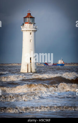 Stormy River Mersey les vagues déferlent sur la perchaude Rock phare à New Brighton. Wirral Merseyside. Le nord-ouest de l'Angleterre Banque D'Images