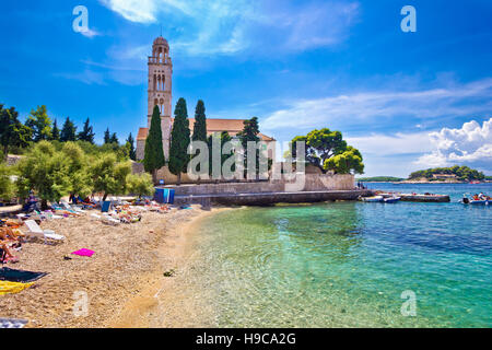 L'île de Hvar plage turquoise et église en pierre, Dalmatie, Croatie Banque D'Images