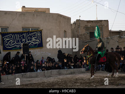 L'homme à cheval lors d'un théâtre religieux traditionnel appelé tazieh au sujet de la mort de l'imam Hussein à Kerbala, province d'Ispahan, Isfahan, Iran Banque D'Images