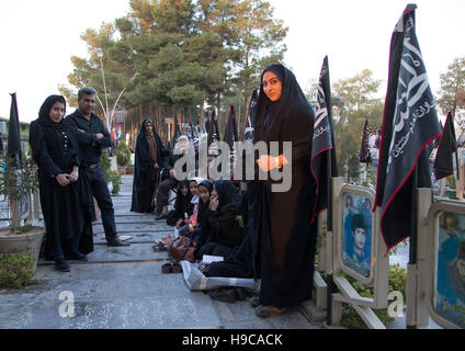 Famille prier sur la tombe de leur fils tué dans la guerre en Irak l'Iran la roseraie de cimetière des martyrs, province d'Ispahan, Isfahan, Iran Banque D'Images