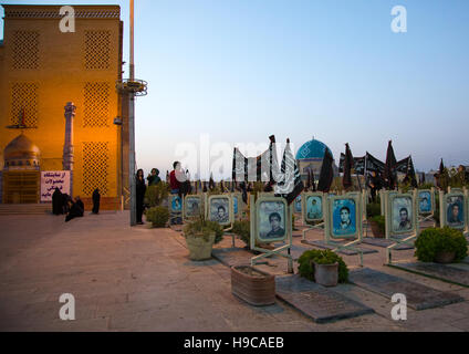 Famille prier sur la tombe de leur fils tué dans la guerre en Irak l'Iran la roseraie de cimetière des martyrs, province d'Ispahan, Isfahan, Iran Banque D'Images