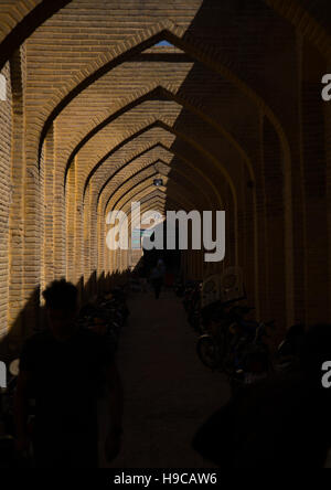 Motos garées le long d'une rue étroite avec des arcs, la province du Fars, Shiraz, Iran Banque D'Images