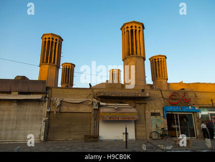 Tours à vent utilisé comme un système de refroidissement naturel dans l'architecture traditionnelle de l'Iran, la province de Yazd Yazd, Iran, Banque D'Images