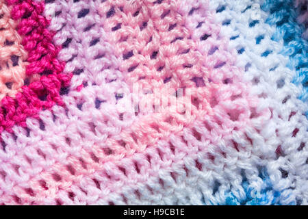 Couverture De Laine Blanche Et Rose Pastel Pompom Place Sur Un Berceau En Bois Avec Auvent Dans Chambre Bebe Avec Interieur Lumineux Affiche Sur Un Mur Photo Stock Alamy