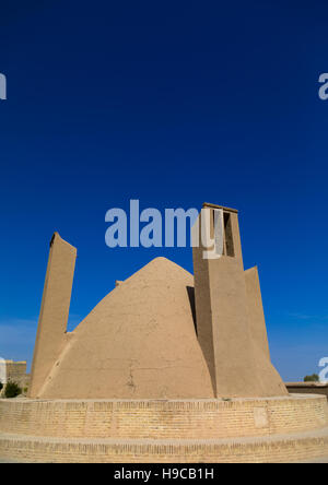 Tours à vent utilisé comme un système de refroidissement naturel pour réservoir d'eau à l'architecture traditionnelle de l'Iran, la province de Yazd, Iran, Meybod Banque D'Images