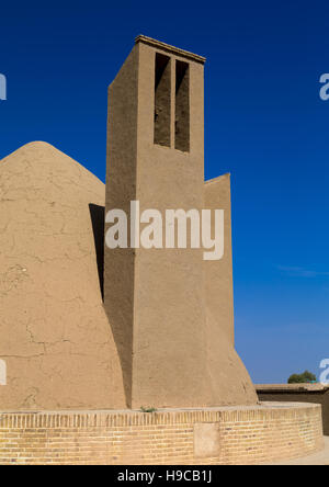 Tours à vent utilisé comme un système de refroidissement naturel pour réservoir d'eau à l'architecture traditionnelle de l'Iran, la province de Yazd, Iran, Meybod Banque D'Images