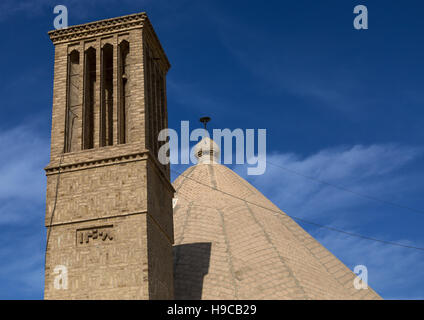 Tours à vent utilisé comme un système de refroidissement naturel pour réservoir d'eau à l'architecture traditionnelle de l'Iran, Ispahan province, Nain, Iran Banque D'Images