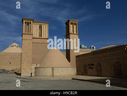 Tours à vent utilisé comme un système de refroidissement naturel pour réservoir d'eau à l'architecture traditionnelle de l'Iran, Ispahan province, Nain, Iran Banque D'Images