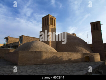 Tours à vent utilisé comme un système de refroidissement naturel pour réservoir d'eau à l'architecture traditionnelle iranienne, Isfahan, Iran Ardestan, province Banque D'Images