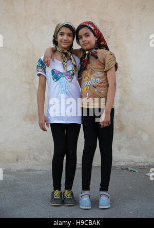 Deux jeunes filles iraniennes avec fashionnable vêtements dans la rue, la province du Lorestan, Khorramabad, Iran Banque D'Images