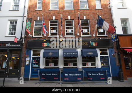 The French House, le célèbre pub au cœur de Soho, où les acteurs, artistes et écrivains de fréquentes, Dean Street, Londres, Angleterre, Royaume-Uni Banque D'Images