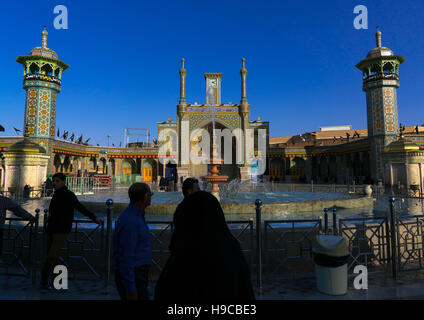 Pèlerins de Fatima al-masumeh culte, comté Central, Qom, Iran Banque D'Images