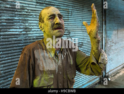 L'homme musulman chiite iranien pleurer après frottement de la boue sur son corps pendant l'kharrah rituel du Mali à l'occasion de la cérémonie d'Ashura, la province du Lorestan, Khorrama Banque D'Images