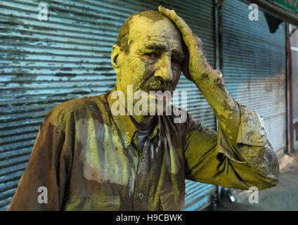 L'homme musulman chiite iranien pleurer après frottement de la boue sur son corps pendant l'kharrah rituel du Mali à l'occasion de la cérémonie d'Ashura, la province du Lorestan, Khorrama Banque D'Images