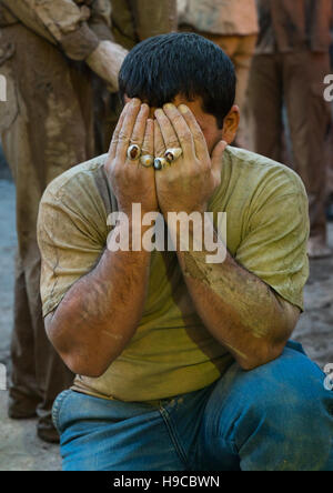 L'homme musulman chiite iranien pleurer après frottement de la boue sur son corps pendant l'kharrah rituel du Mali pour marquer le jour de ashoura, la province du Lorestan, Khorramabad, Banque D'Images