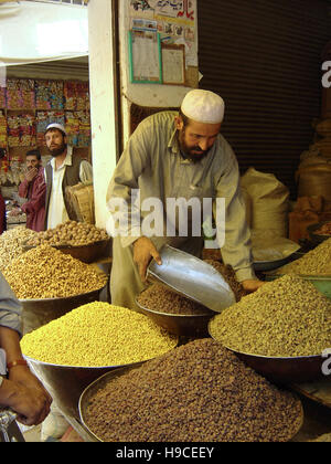 28 mai 2004 une épice-trader à son échoppe à l'intérieur de la Ka Farushi Bazar de Kaboul, Afghanistan. Banque D'Images