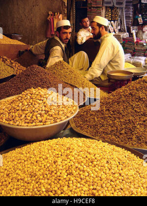 28 mai 2004 Les négociants d'épices à l'intérieur de la cabine de leur Farushi Ka bazaar à Kaboul, Afghanistan. Banque D'Images