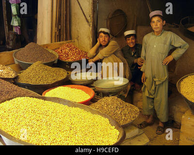 28 mai 2004 Les négociants d'épices à l'intérieur de la cabine de leur Farushi Ka bazaar à Kaboul, Afghanistan. Banque D'Images