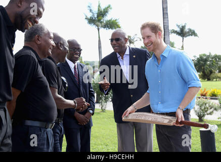 Le prince Harry répond aux légendes de cricket sèchement Sir Ambrose (à gauche), monsieur Anderson Roberts (deuxième à gauche) et Sir Vivian Richards (troisième à gauche) alors qu'il assiste à un festival de sports de jeunesse au Sir Vivian Richards Stadium à North Sound, Antigua, le deuxième jour de sa visite dans la région des Caraïbes. Banque D'Images