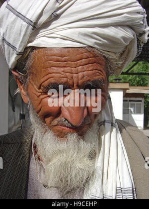 31 mai 2004 Portrait d'une ancienne tribu du port d'un turban (lungee) à l'intérieur du Centre Orthopédique Wazir Akbar Khan, dans le nord de Kaboul, Afghanistan. Banque D'Images