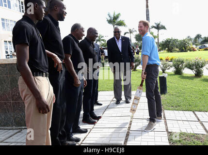 Le prince Harry répond aux légendes de cricket sèchement Sir Ambrose (deuxième à gauche), monsieur Anderson Roberts (troisième à gauche) et Sir Vivian Richards (quatrième à gauche) qu'il assiste à un festival de sports de jeunesse au Sir Vivian Richards Stadium à North Sound, Antigua, le deuxième jour de sa visite dans la région des Caraïbes. Banque D'Images