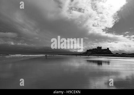 Château de Bamburgh en monochrome, côte de Northumberland, England, UK Banque D'Images