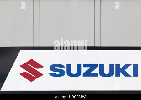 Logo Suzuki sur un mur Banque D'Images