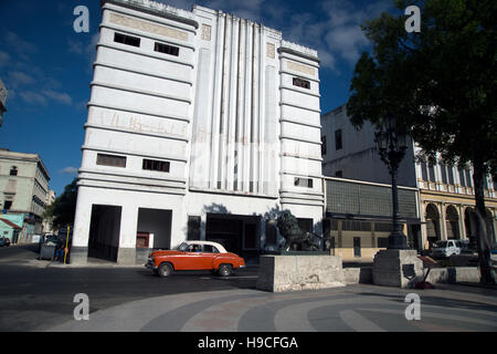 Un vieux classique US vintage années 50, une voiture passe dans un bâtiment Art déco Centro Havana Cuba Banque D'Images