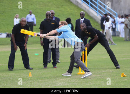 Le prince Harry en face de frappeurs des légendes de cricket (de gauche à droite) monsieur Anderson Roberts, Sir Vivian Richards et Sir sèchement Ambrose lors d'un festival de sports de jeunesse au Sir Vivian Richards Stadium à North Sound, Antigua, le deuxième jour de sa visite dans la région des Caraïbes. Banque D'Images