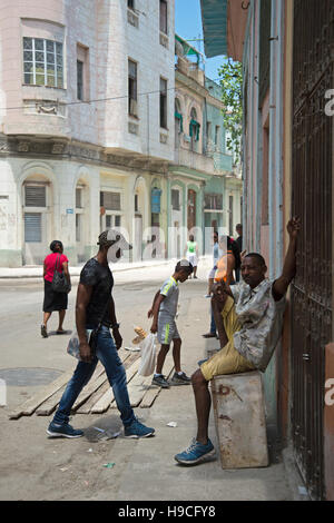 Scène de rue animée à La Havane La vie sur les rues de Centro Havana Cuba Banque D'Images