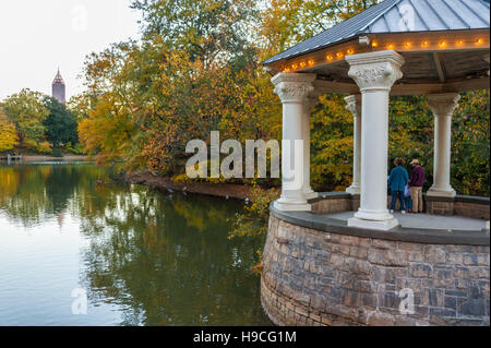 Dans un cadre paisible de la famille soirée d'automne à Atlanta, Georgia's scenic Piedmont Park. (USA) Banque D'Images