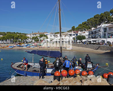 Les plongeurs d'entrer dans leurs bateaux prêts à explorer les mers au large de Tamariu, Espagne, Catalogne, Banque D'Images