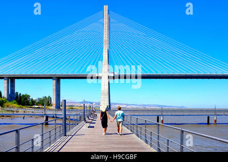 Le Jardim do Passeio dos Heróis do Mar et pont Vasco de Gama, Lisbonne, Portugal Banque D'Images