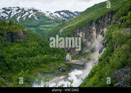 Cascade Kjosfossen vue du point supérieur. La Norvège Banque D'Images